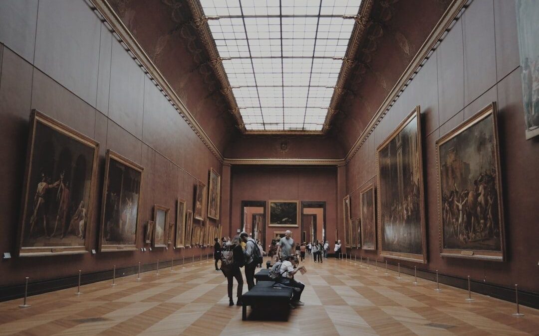 Historische museumzaal met schilderijen, bezoekers en een groot glazen dak