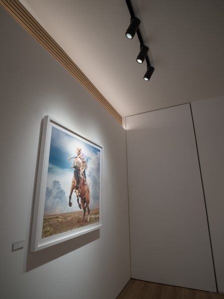 Gericht spotlicht verlicht een ingelijst ruiterportret in een museumruimte