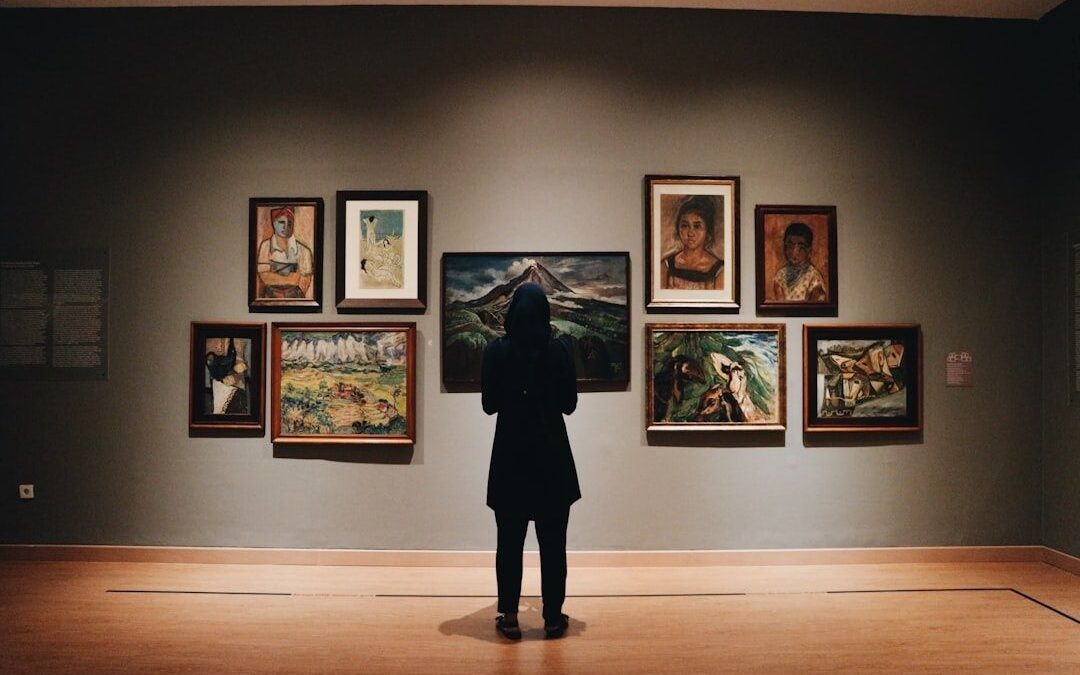Bezoeker bekijkt schilderijen in een sfeervol verlichte museumzaal
