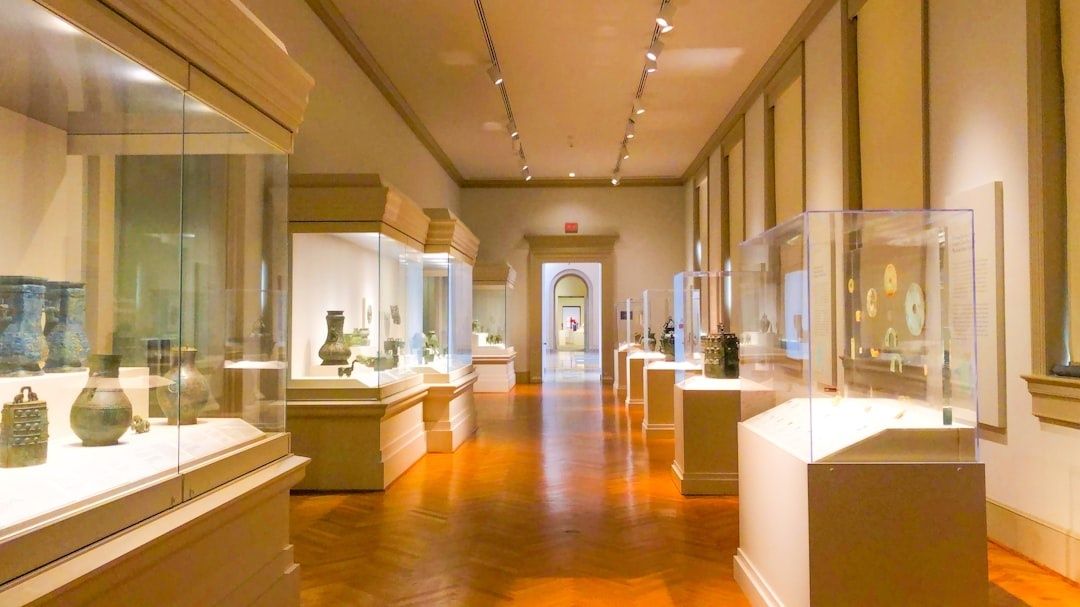 Historische museumzaal met vitrines vol kwetsbare artefacten